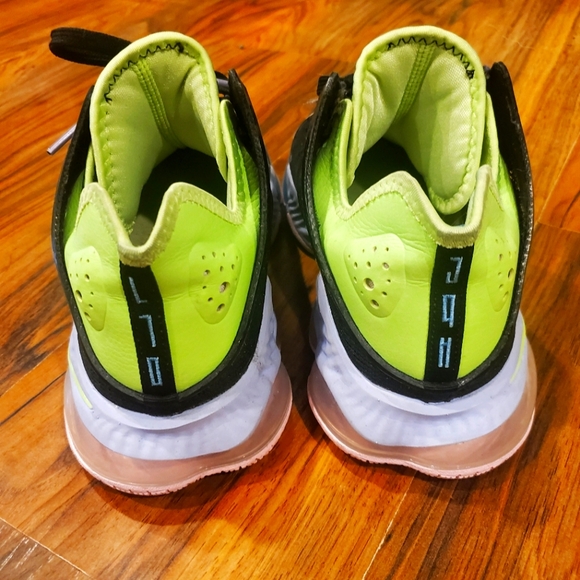 Women's Size 9 Nike LeBron Basketball Shoes - Picture 2 of 5